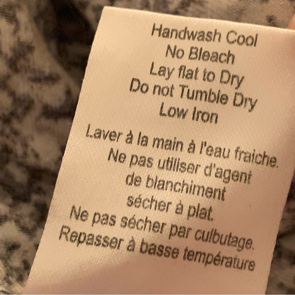 Aritzia Talula Abstract Print High Waisted Shorts - Picture 7 of 7